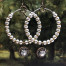 Créoles composées de perles de rocaille japonaises argentées et d'une breloque en laiton et cristal. Bijoux bohème chic de créateur.