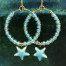 Créoles bleu ciel composées de perles de rocaille japonaises et d'une breloque en céramique en forme d'étoile. Bijoux bohèmes de créateur.