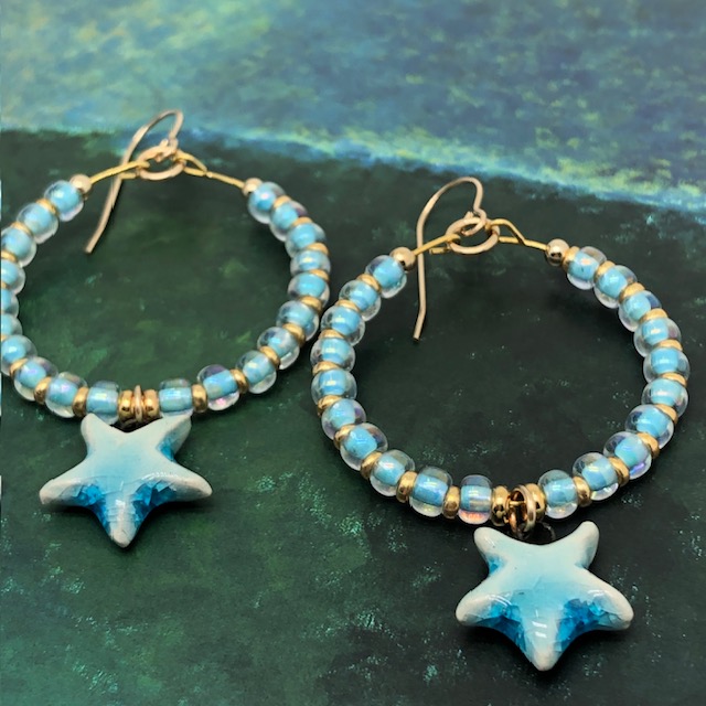 Boucles d'oreilles Créoles étoile bleu ciel, Perles de rocaille – Image 2