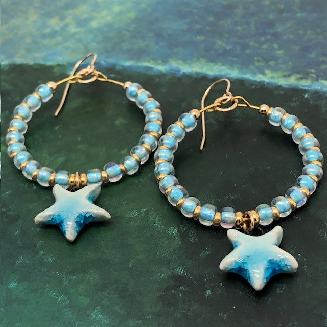 Boucles d'oreilles Créoles étoile bleu ciel, Perles de rocaille – Image 4