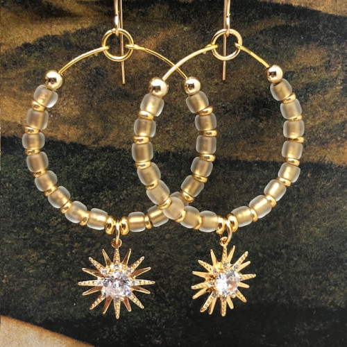 Créoles composées de perles de rocaille japonaises dorées et d'une breloque en Plaqué or. Bijoux bohème chic de créateur.