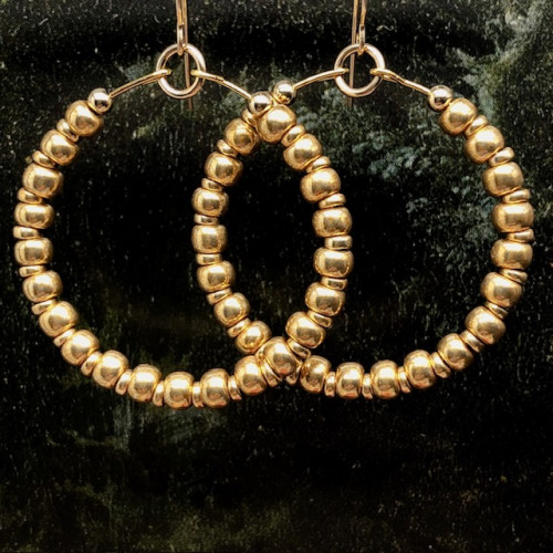 Créoles bohème chic composées de perles de rocaille japonaises de tailles différentes d'un bel or chaud. Bijoux uniques de créateur.
