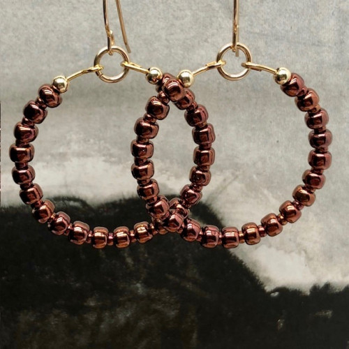 Créoles bohème chic composées de perles de rocaille japonaises de tailles différentes rose cuivré. Bijoux uniques de créateur.