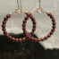 Créoles bohème chic composées de perles de rocaille japonaises de tailles différentes rose cuivré. Bijoux uniques de créateur.