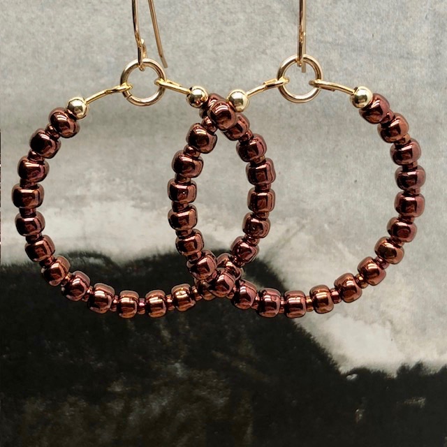 Créoles bohème chic composées de perles de rocaille japonaises de tailles différentes rose cuivré. Bijoux uniques de créateur.