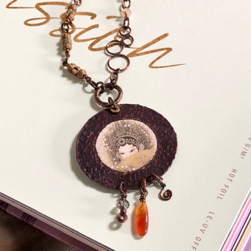 Sautoir composé d'un pendentif en cuivre émaillé, de perles en quartz rutile et de perles de rocaille japonaises. Chaîne en laiton. Pièce unique.