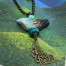 Sautoir bohème composé d’un oiseau en argile polymère bleu turquoise, marron et or, et de perles en verre filé à la flamme. Bijoux uniques.