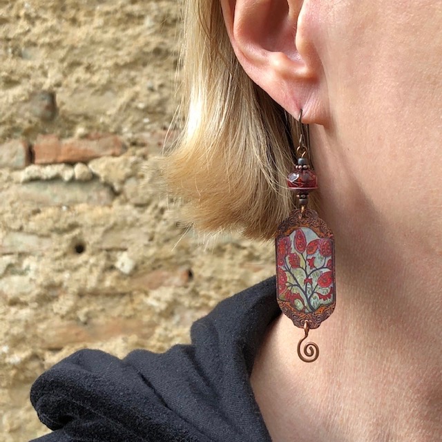 Longues boucles d'oreilles bohème chic composées de pendentifs artisanaux en cuivre émaillé et de perles en verre.