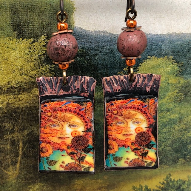 Boucles d'oreilles composées de pendentifs en cuivre émaillé représentant une illustration de David Galchutt, intitulée "Autumn Sun". Bijoux uniques.
