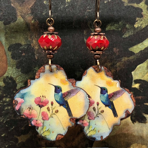 Grandes boucles d’oreilles vintage composées de pendentifs en cuivre émaillé qui représentent un colibri. Bijoux uniques de créateur.