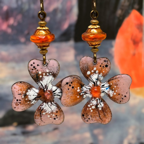 Boucles d'oreilles composées de magnifiques pendentifs artisanaux en cuivre émaillé et de jolies perles en verre tchèque. Pièces uniques.
