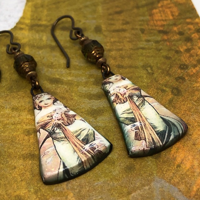 Boucles d’oreilles bohèmes composées de pendentifs en céramique qui reprennent une lithographie d'Alfons Mucha, intitulé Printemps. Pièces uniques.