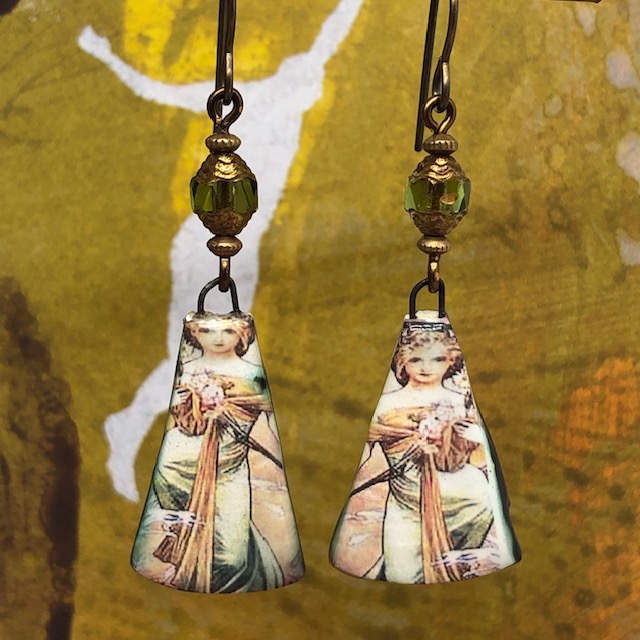 Boucles d’oreilles bohèmes composées de pendentifs en céramique qui reprennent une lithographie d'Alfons Mucha, intitulé Printemps. Pièces uniques.